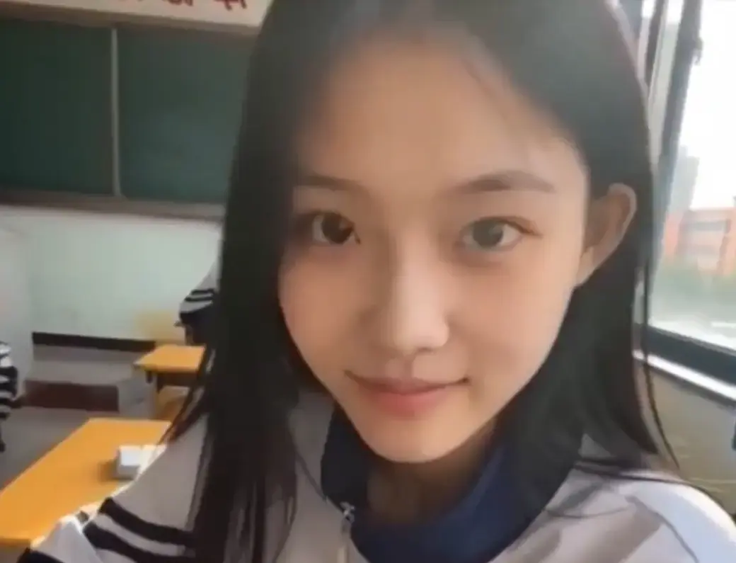 《我的十八岁女友》无删减版在线播放 - 黄果AI短剧高甜治愈4K蓝光画质 - 我的十八岁女友全集免费观看